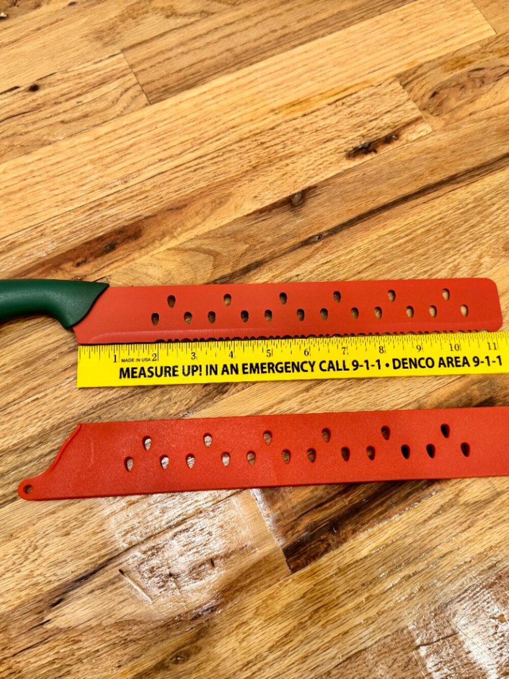 Kuhn Rikon Watermelon Knife & Set of 12 Colorful Plastic Plates EUC - Picture 6 of 13